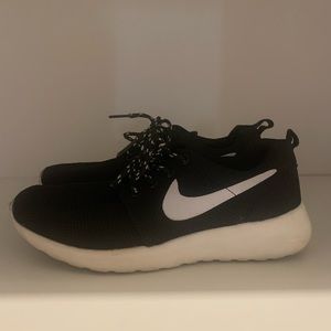 Black Nike roshes